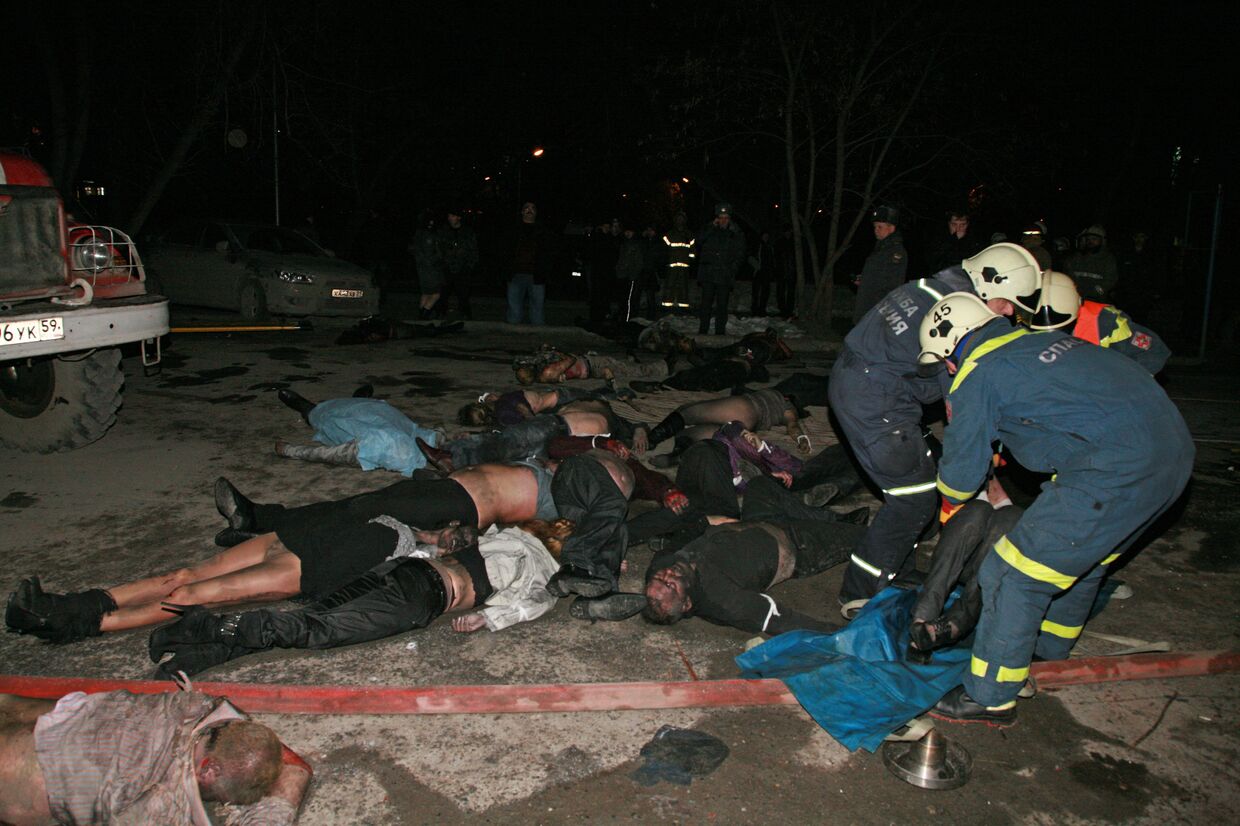 Жертвы на месте взрыва в ночном клубе Хромая лошадь