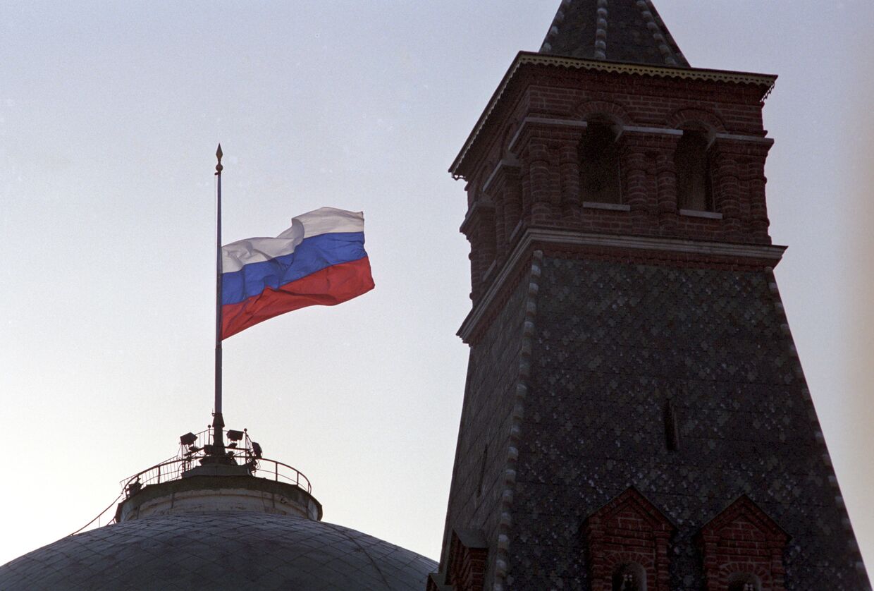 Приспущенный флаг РФ