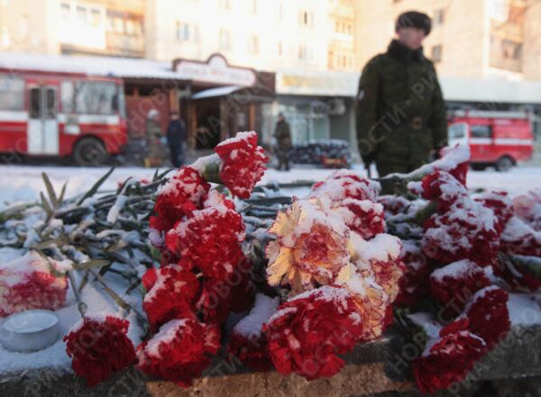 Жители Перми почтили память погибших при пожаре в ночном клубе Хромая лошадь в Перми