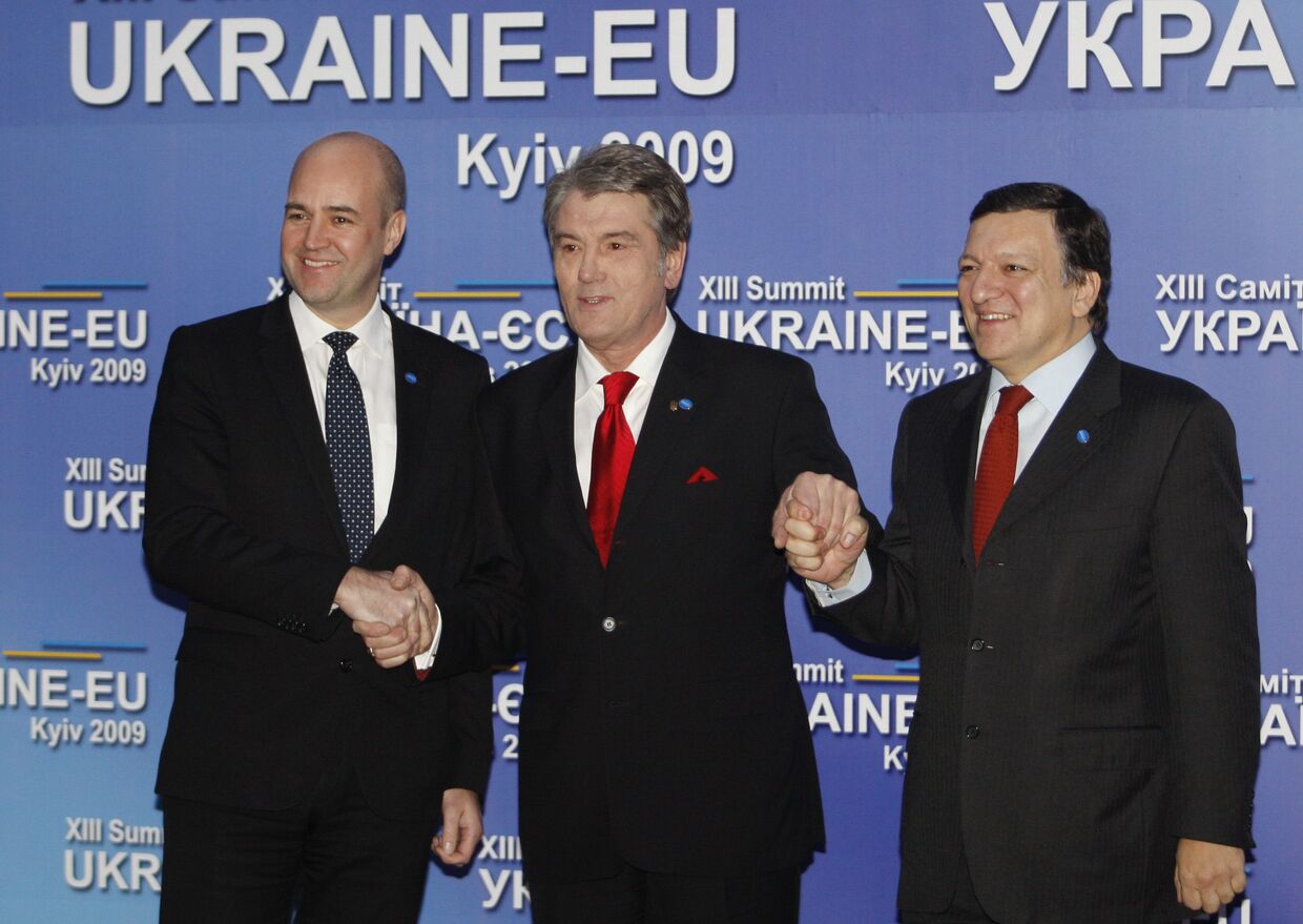 Президент Украины Виктор Ющенко приветствует премьер-министра Швеции Фредрика Рейнфельдта и президента Еврокомиссии Жозе Мануэля Баррозу в ходе саммита Украина-ЕС в Киеве