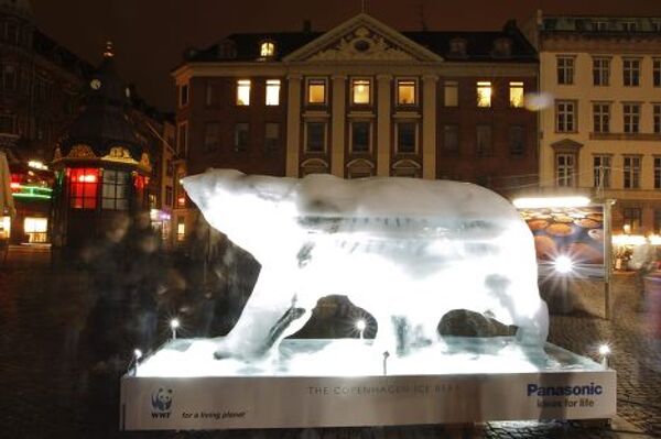 Полярный медведь из льда в центре Копенгагена