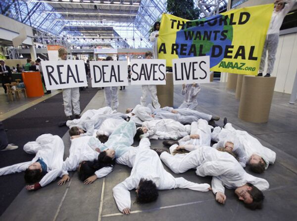 Члены НПО устроили демонстрацию в знак протеста перед открытием саммита ООН по изменению климата 2009 года в Копенгагене