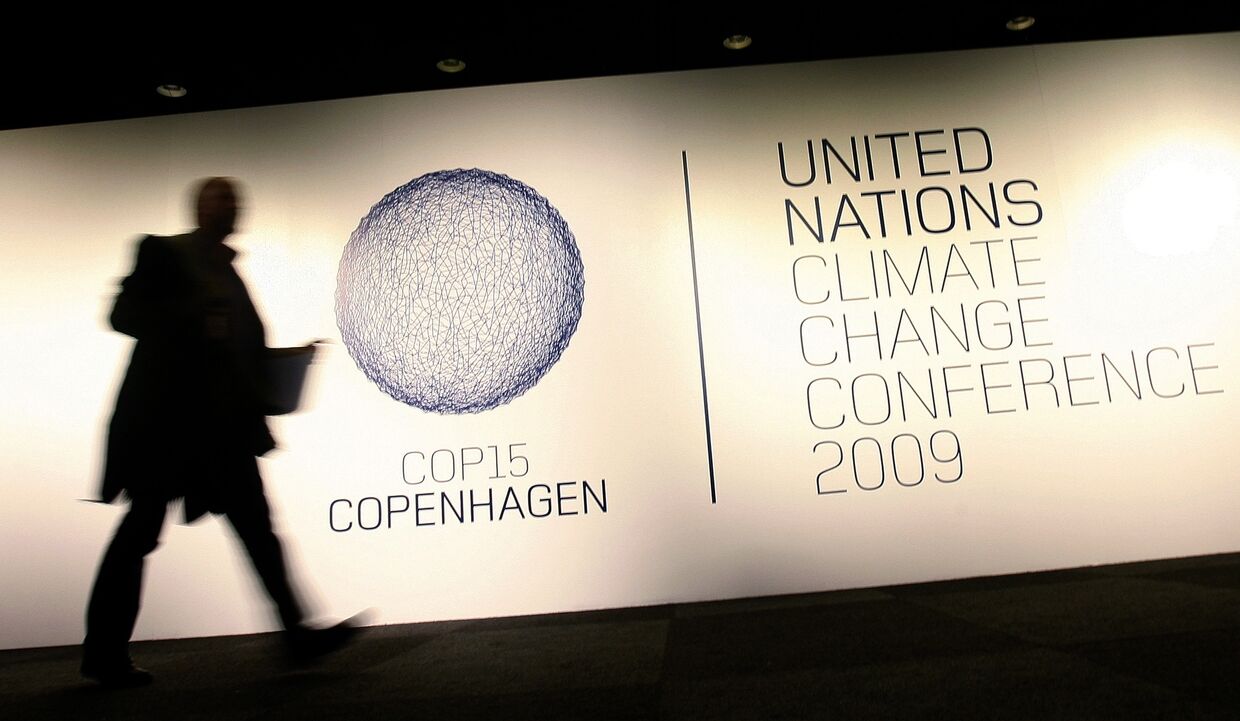 Плакат на входе на саммит ООН по изменению климата в Копенгагене. Саммит открылся 7 декабря и закроется 18 декабря 2009 года.
