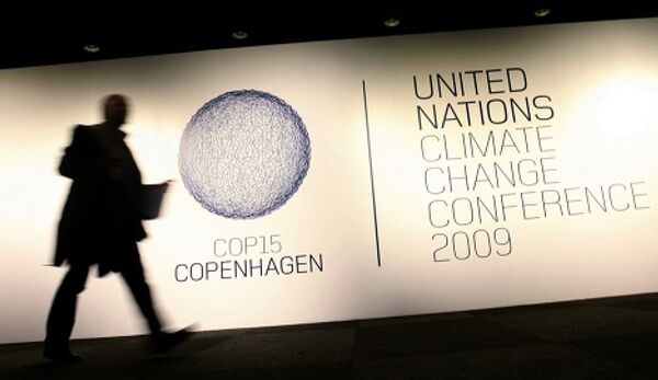 Плакат на входе на саммит ООН по изменению климата в Копенгагене. Саммит открылся 7 декабря и закроется 18 декабря 2009 года.