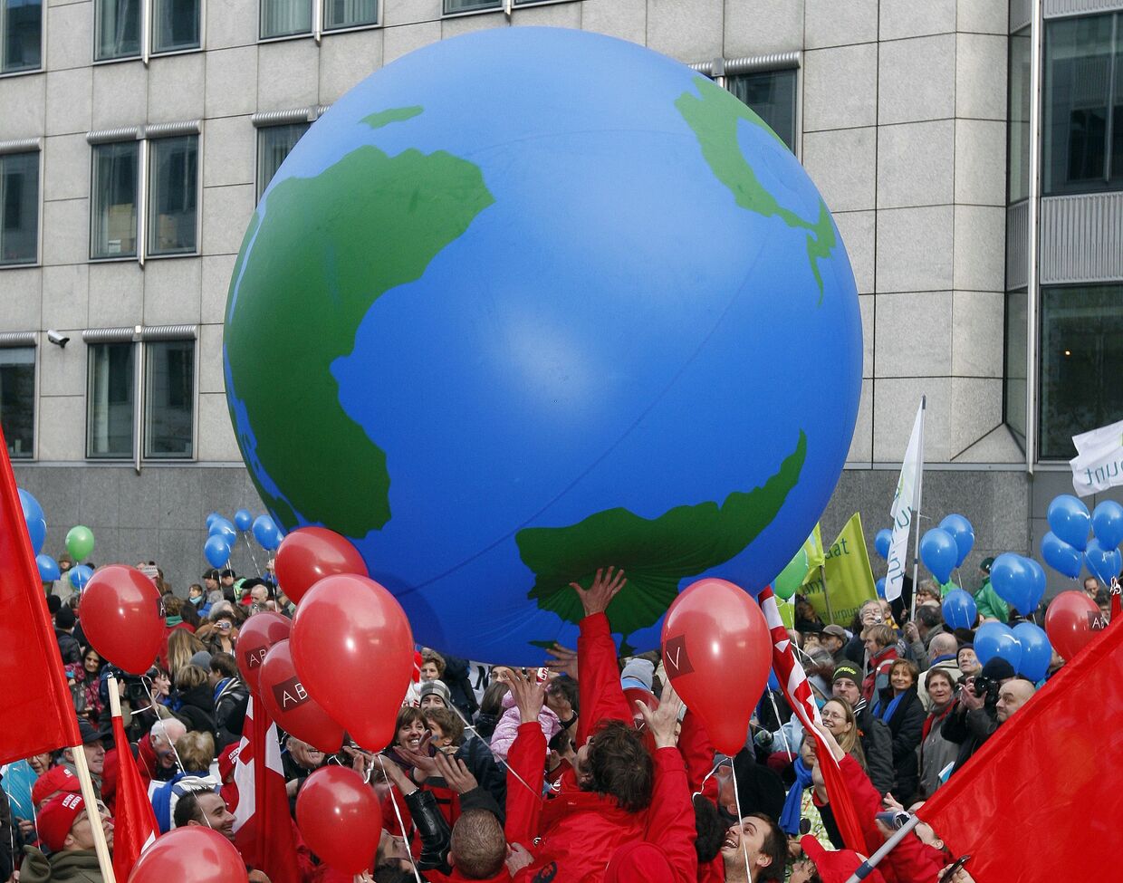 Жители Брюсселя прошли по улицам города, играя в резиновый земной шар, призывая к мировым лидерам договориться о защите окружающей среды на саммите ООН по изменению климата в Копенгагене.