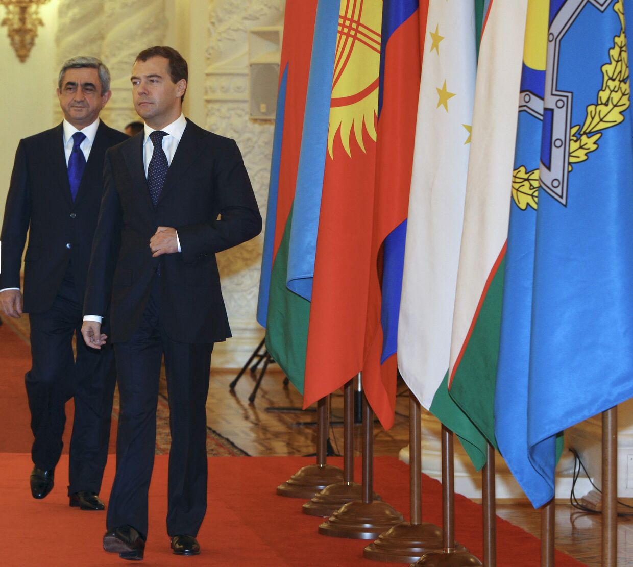Президент РФ Д.Медведев и президент Армении С.Саргсян на пресс-конференции по итогам саммита ОДКБ в Кремле
