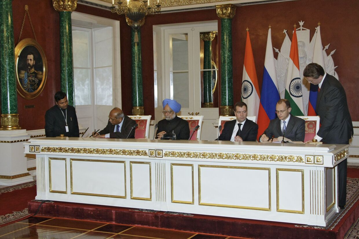Президент РФ Д.Медведев и премьер-министр Индии М.Сингх на пресс-конференции
