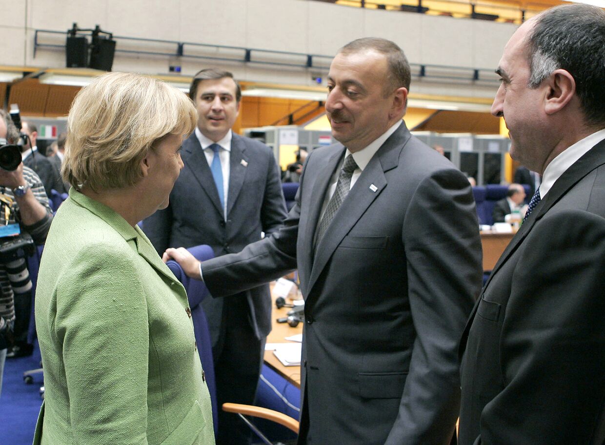 Ангела Меркель, Михаил Саакашвили и Ильхам Алиев на учредительном саммите инициативы Евросоюза «Восточное партнерство» в Праге