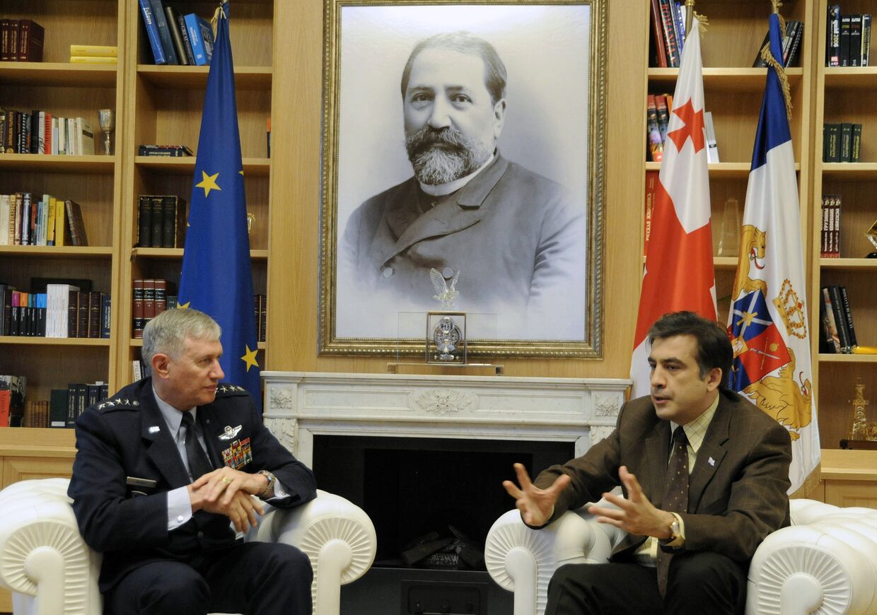 Встреча командующего ВВС США в Европе генерала Роджера Брэда и президента Грузии Михаила Саакашвили