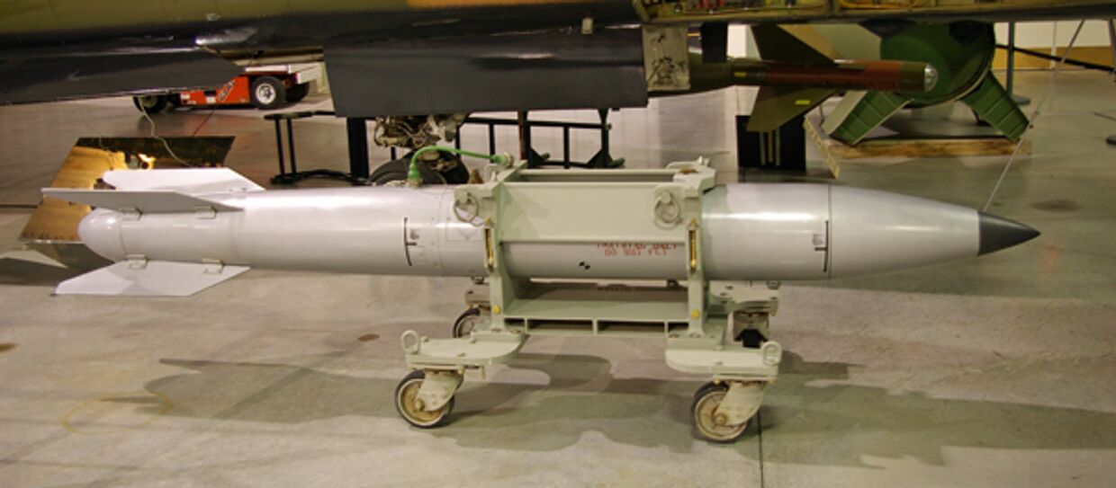 Термоядерная бомба В61, готовая к загрузке в самолет