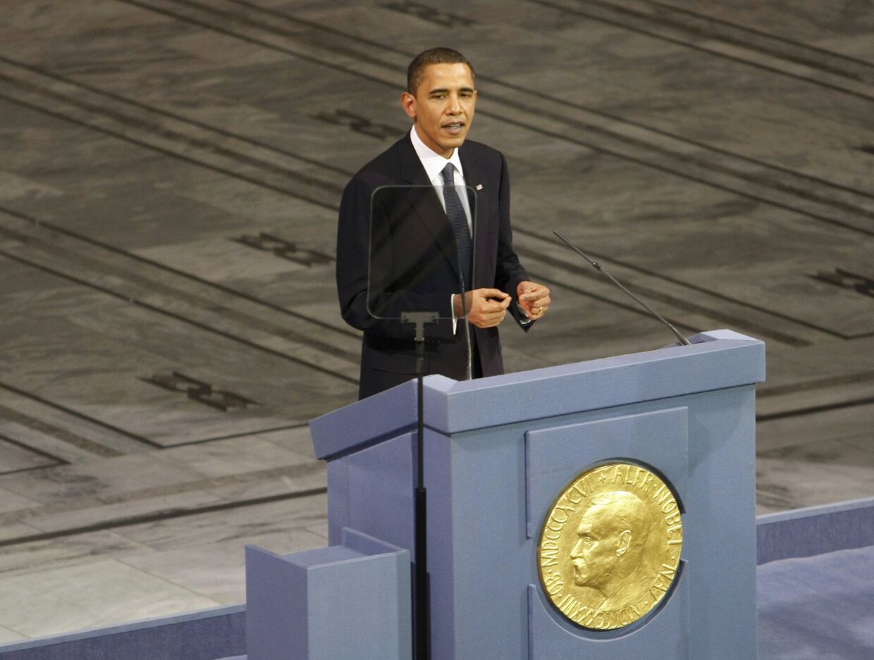 Барак Обама приниамет Нобелевскую премию мира