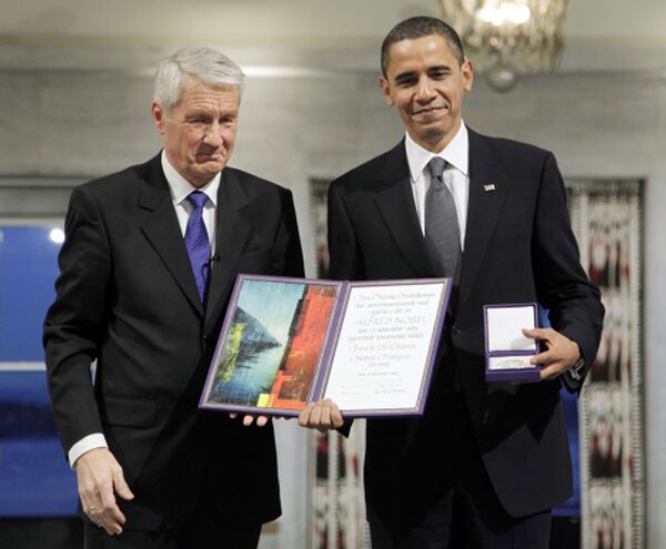 Бараку Обаме вручают Нобелевскую премию мира