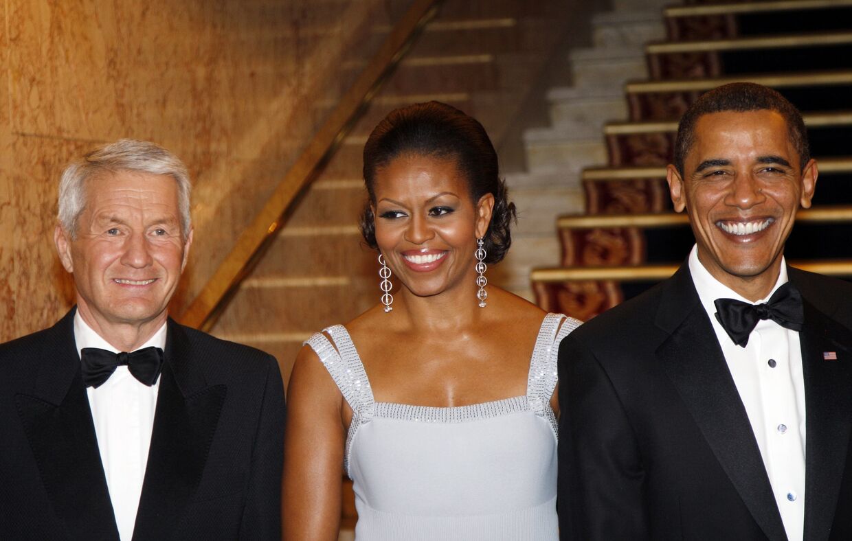 Президент США Барак Обама и его жена Мишель Обама фотографируются с председателем Норвежского нобелевского комитета Турбьерном Ягландом