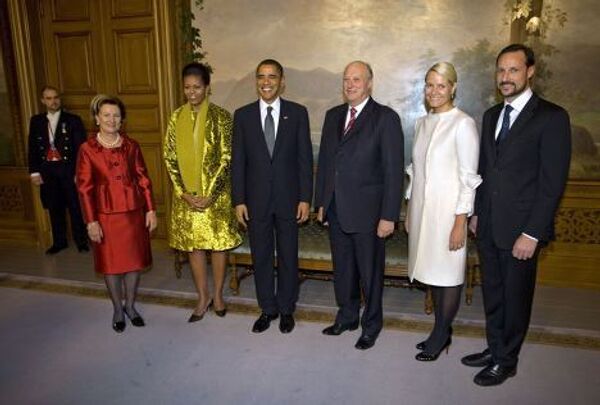 Барак Обама с супругой и члены Нобелевского комитета