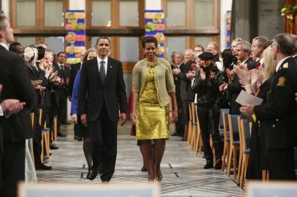 Барак Обама прибыл в Городскую ратушу Осло в сопровождении супруги Мишель Обамы.