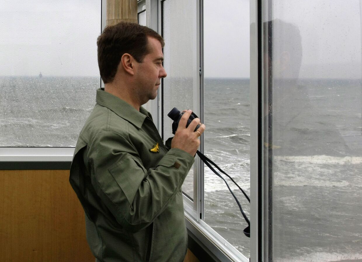 Президент РФ Дмитрий Медведев наблюдает за оперативно-стратегическими учениями Запад-2009
