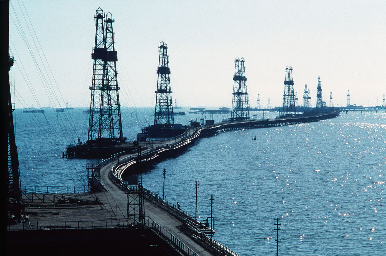 Нефтяные вышки на Каспии