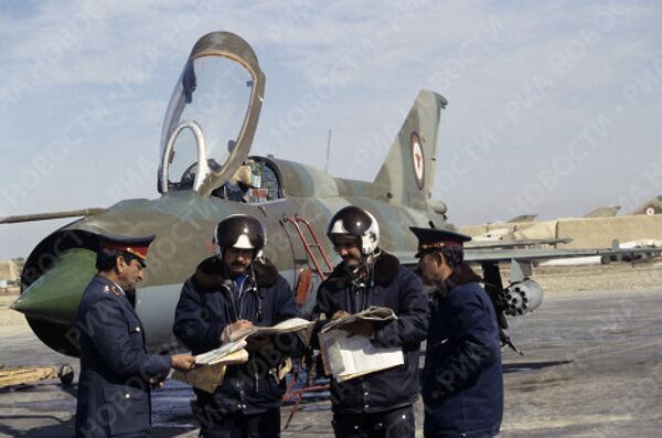 Экипаж летного подразделения афганской армии на военном аэродроме