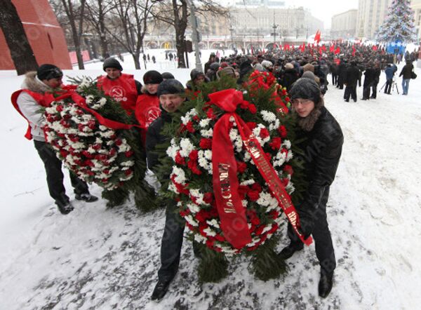 Возложение цветов и венков к могиле Иосифа Сталина у Кремлевской стены