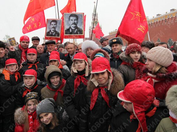 Возложение цветов и венков к могиле Иосифа Сталина у Кремлевской стены