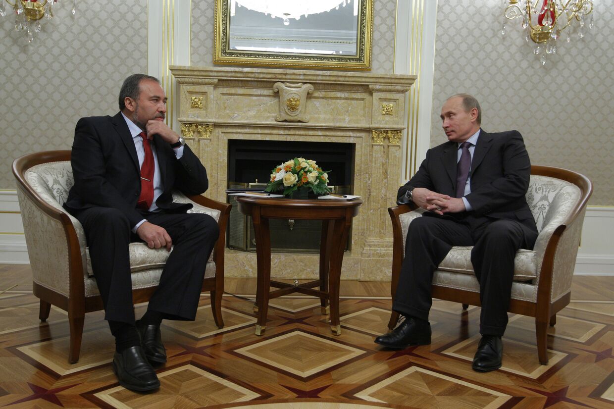 Премьер-министр РФ Владимир Путин встретился с главой МИД Израиля Авигдором Либерманом