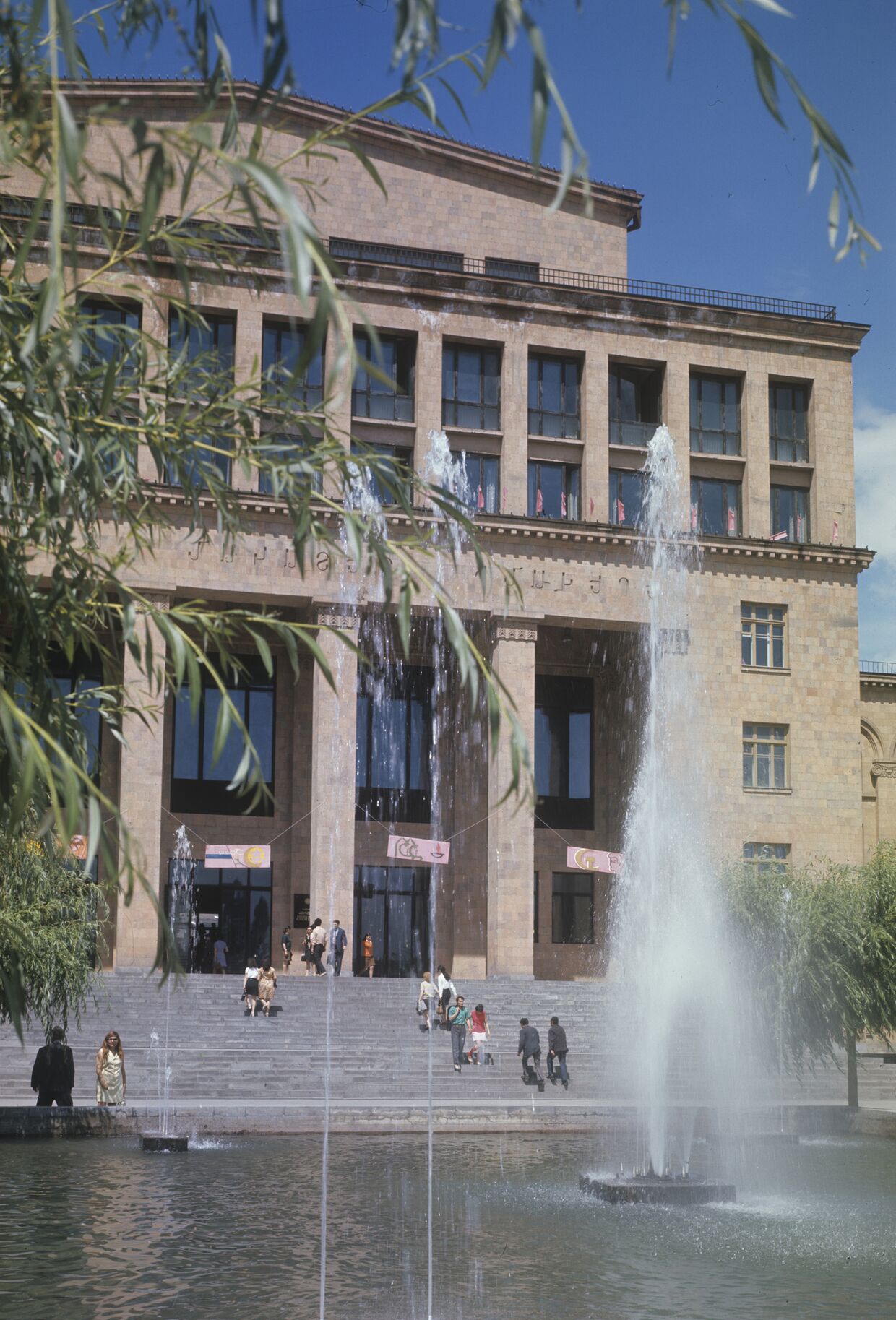 Здание Ереванского государственного университета