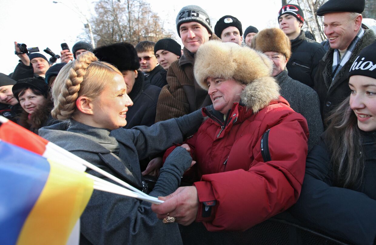 Премьер-министр Украины Юлия Тимошенко с горожанами на Михайловской площади в Киеве.