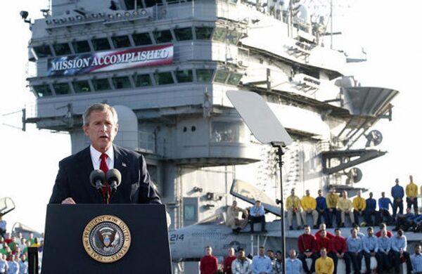 Mission accomplished? Джордж Буш произносит речь на фоне банера миссия выполнена 