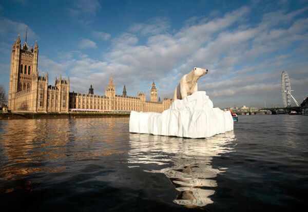 Climate of concern:  Скульптура белого медведя на льдине запущена в Темзу