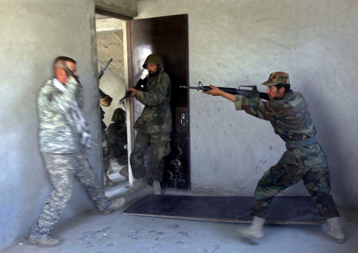 Афганский солдат открыл огонь по иностранным военнослужащим на военной базе на западе Афганистана