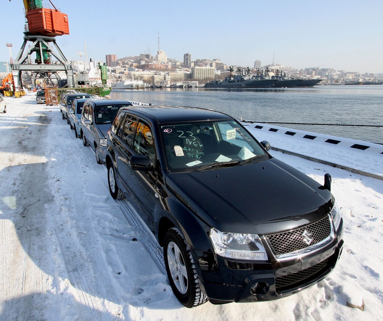 Автомобили, прибывшие на одном из судов из Японии, во Владивостокском порту