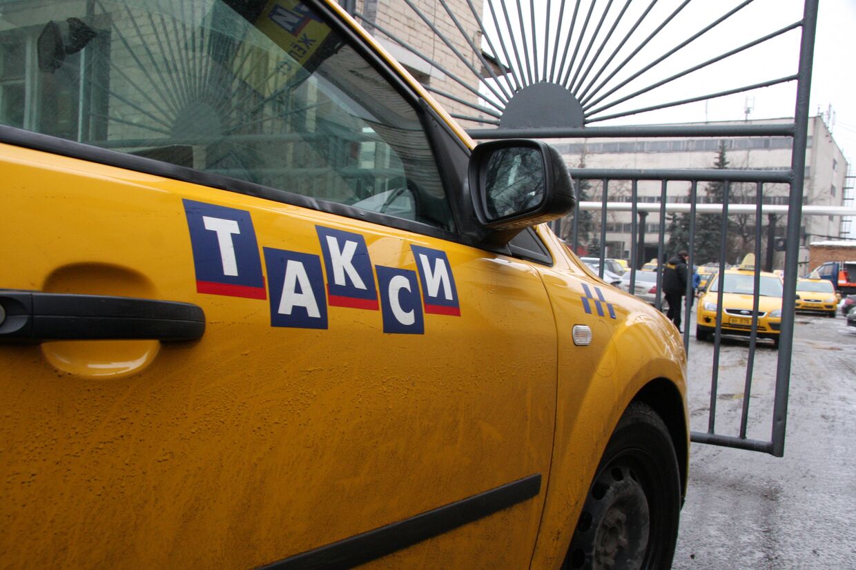 Акция протеста водителей одной из московских таксомоторных кампаний