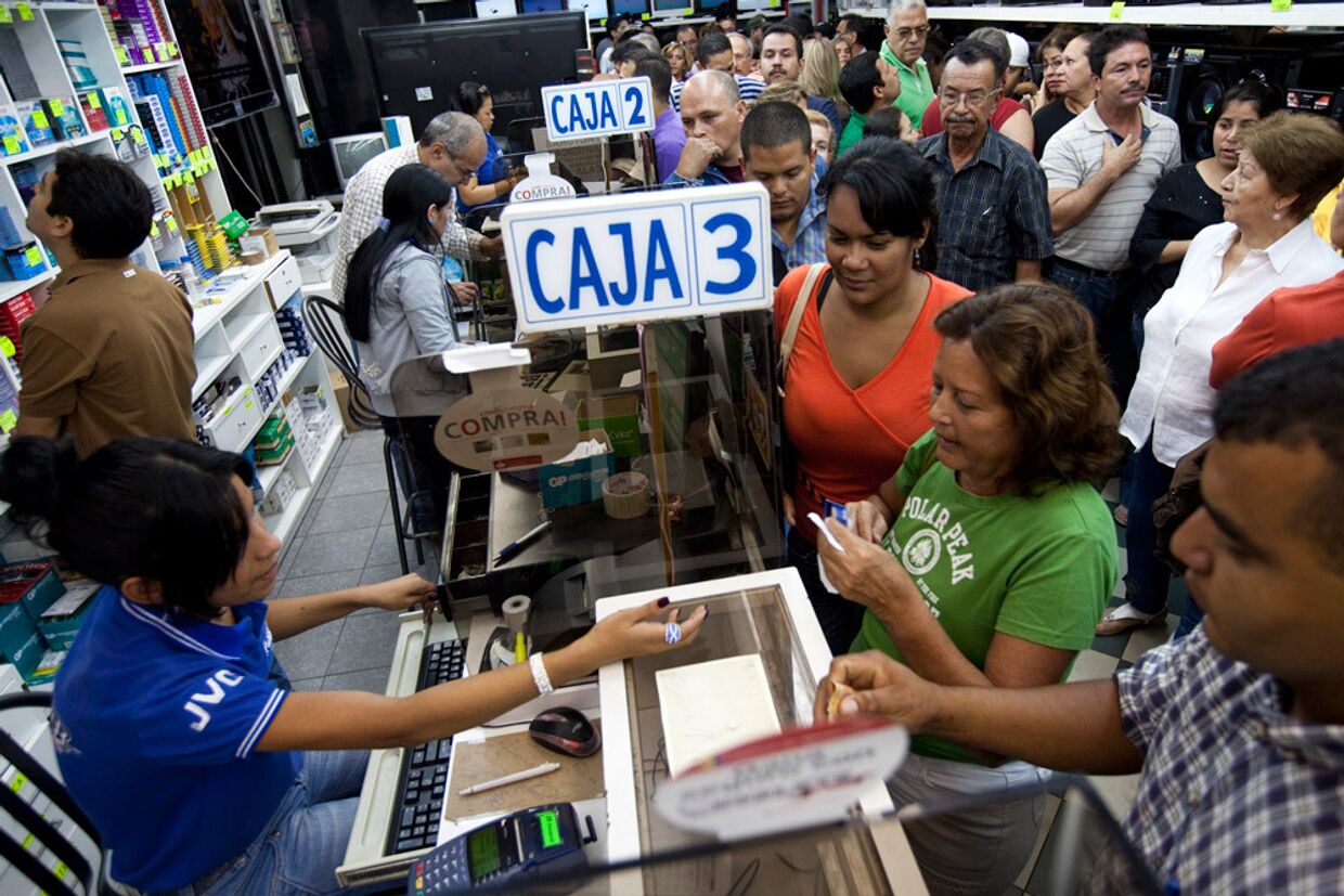 Девальвация в Венесуэлле, жители скупают товары в магазинах