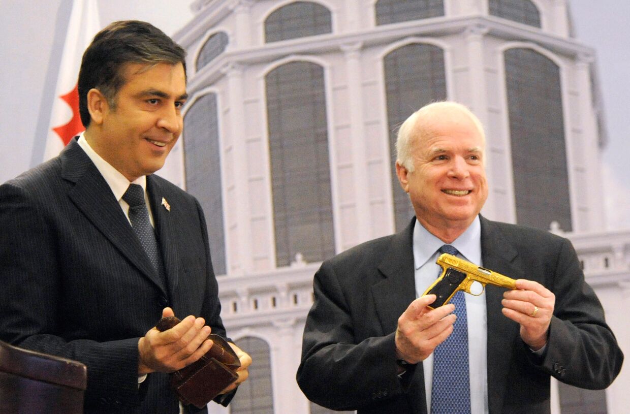 Президент Грузии Михаил Саакашвили наградил находящегося в настоящее время в Батуми американского сенатора Джона Маккейна золотым пистолетом