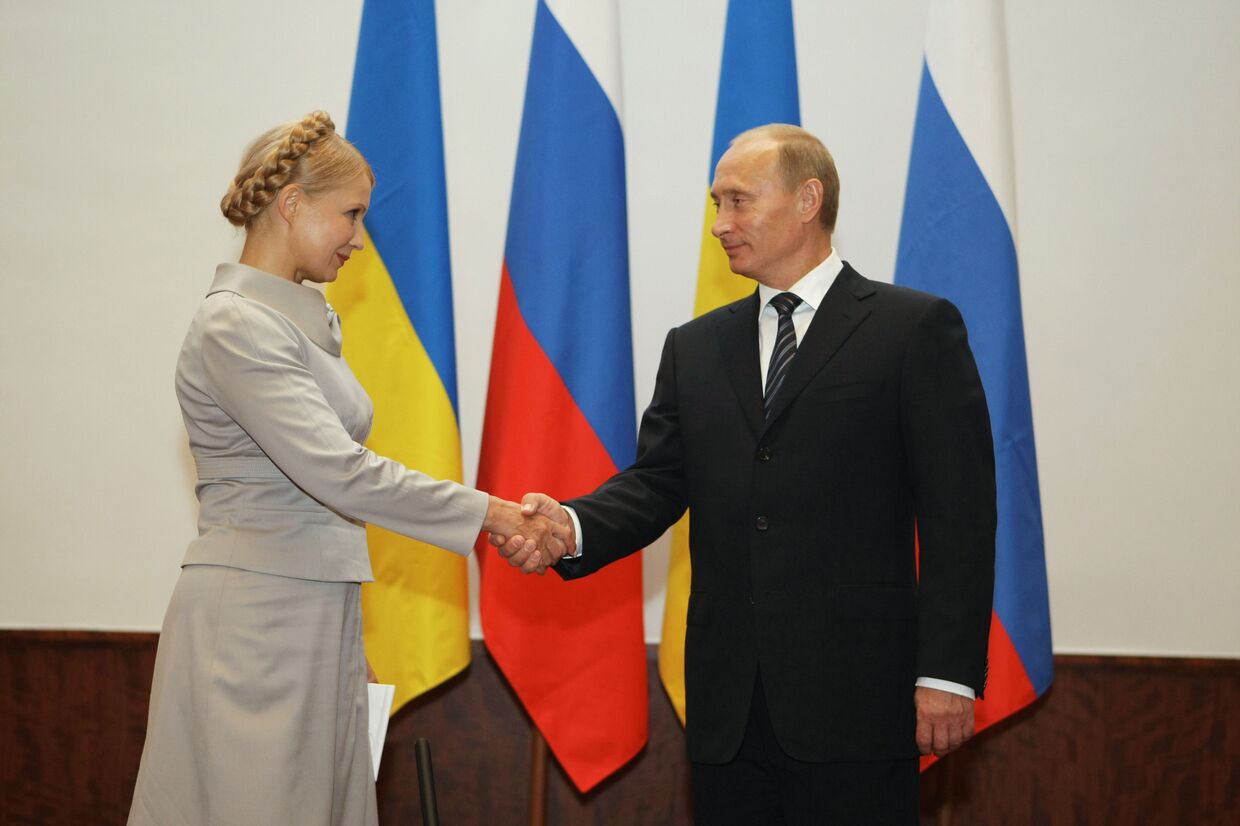 Премьер-министр РФ В.Путин и премьер-министр Украины Юлия Тимошенко во время подхода к прессе в гостинице Гранд отель Софитель