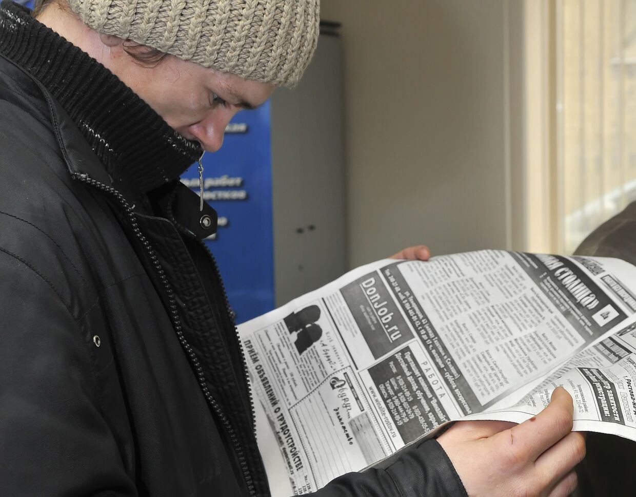 Мужчина читает газету