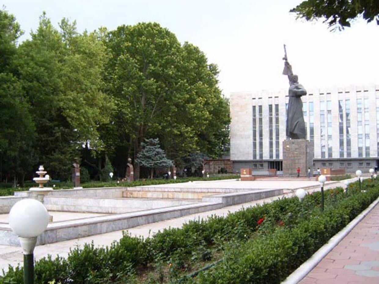 Памятник советскому солдату в Ташкенте, который был снесен 22 ноября 2009 года.