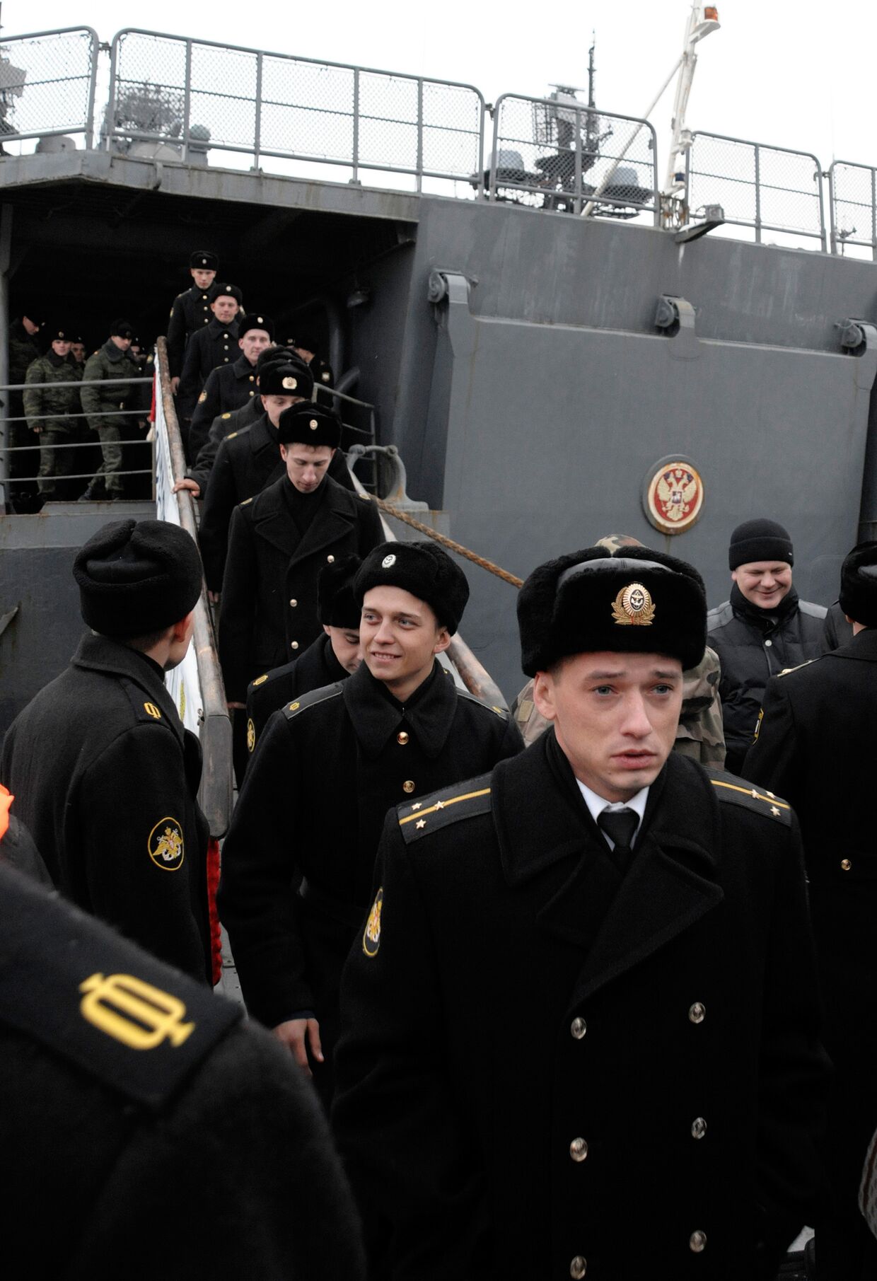 Моряки, вернувшиеся во Владивосток из дальнего похода