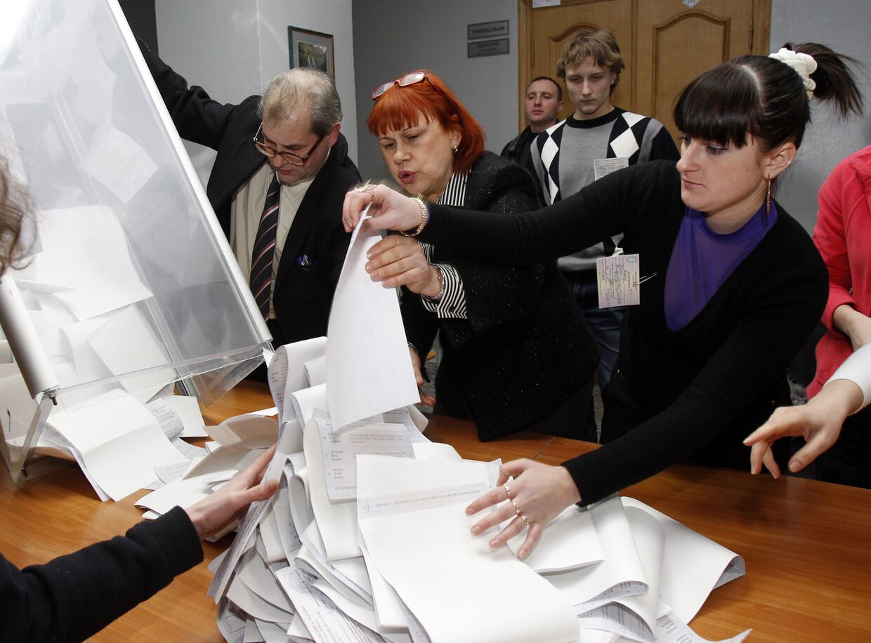 Начало подсчета голосов на первом этапе выборов в президенты Украины