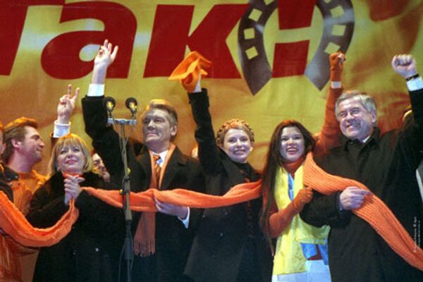 Юлия Тимошенко и Виктор Ющенко выступают на Майдане Незалежности. 