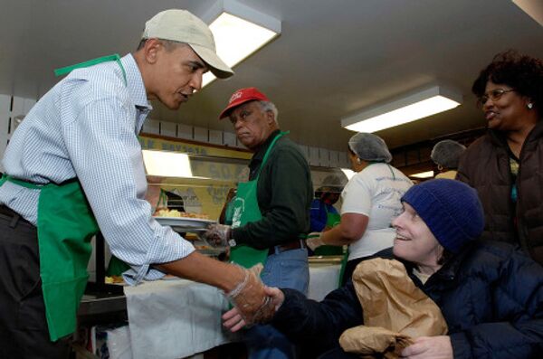 Барак Обама и его семья в столовой для бездомных