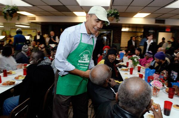 Барак Обама и его семья в столовой для бездомных