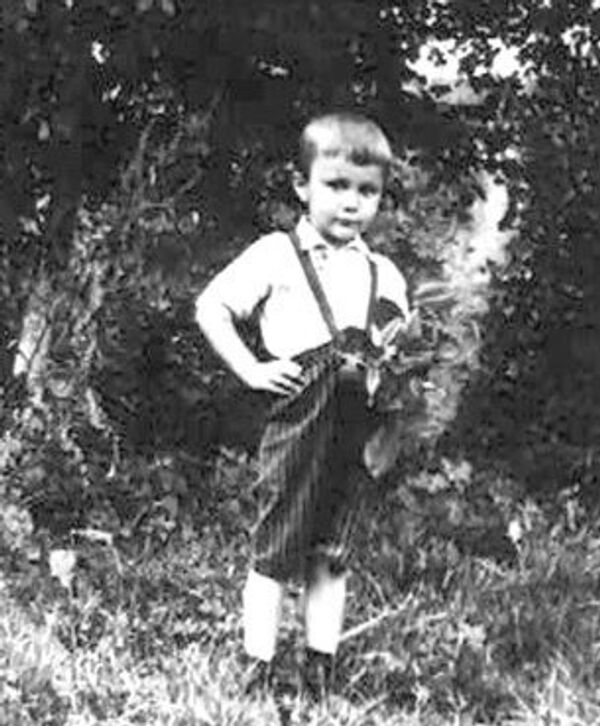 Виктор Янукович в детстве. Архивное фото.