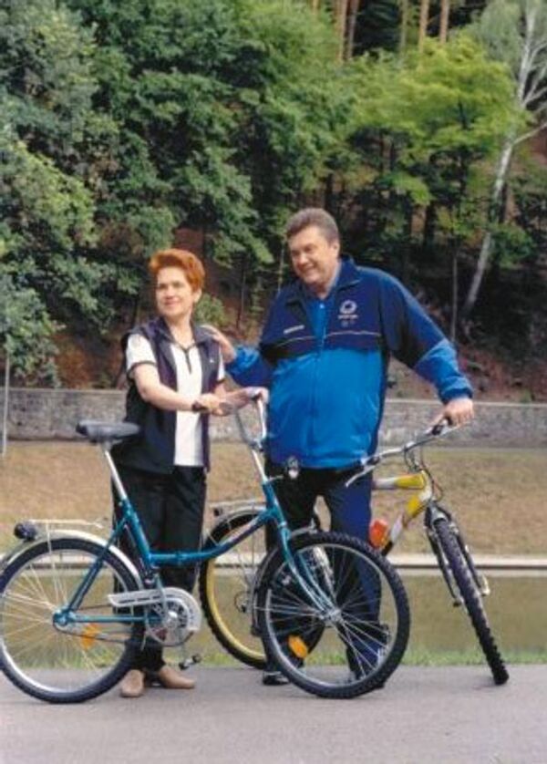 Виктор Янукович с женой на велосипедной прогулке.