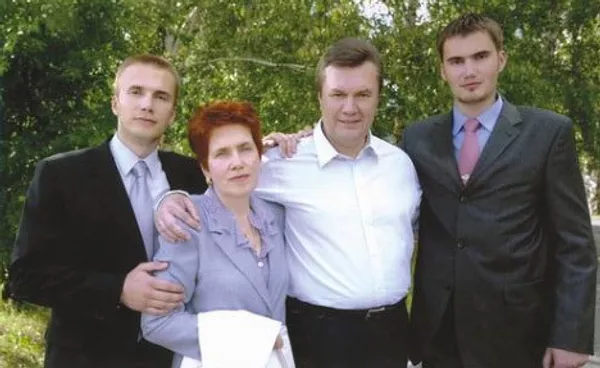 Виктор Янукович с женой и сыновьями.