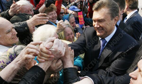 В.Януковича приветствуют сторонники коалиции национального единства 