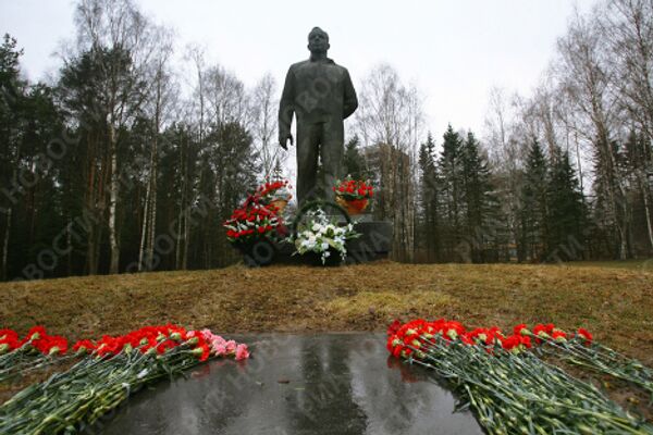 Памятник первому космонавту Юрию Гагарину