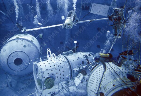Экипаж космического корабля Союз ТМ-17 на тренировке в гидролаборатории
