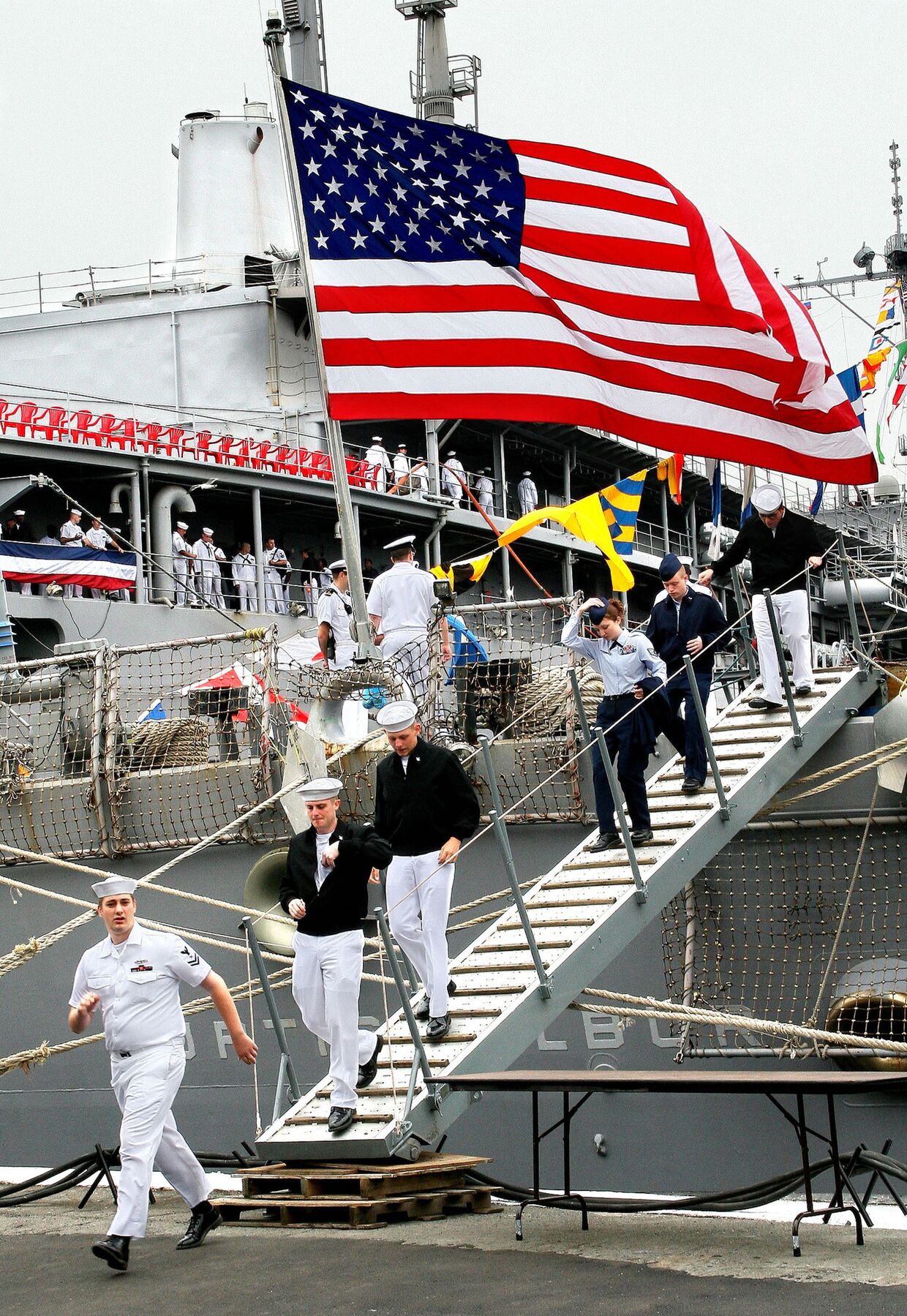 Американские военные моряки во Владивостоке