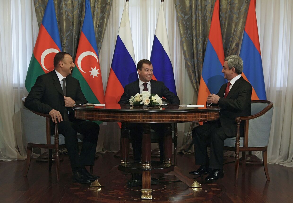 Президент РФ Д.Медведев провел встречу с президентами Армении и Азербайджана С.Саргсяном и И.Алиевым